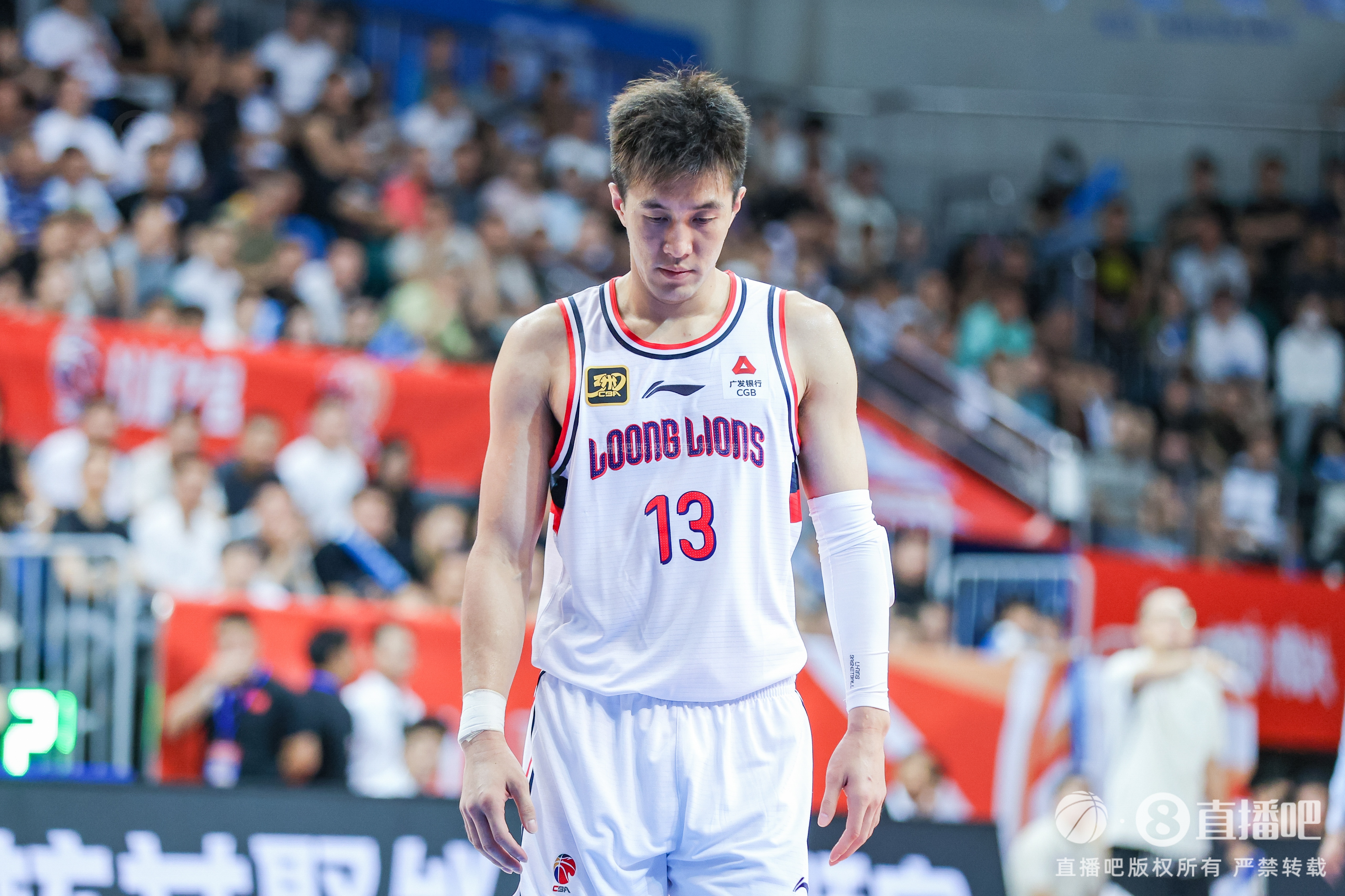 必一运动APP-前交叉韧带断了！郭艾伦此前遭遇过严重腿部拉伤、腹股沟拉伤