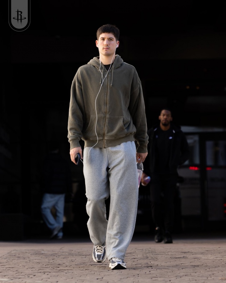 必一运动-造访丹佛高原！火箭众将穿搭：申京毛衣工装裤很时尚 KD仍一身黑