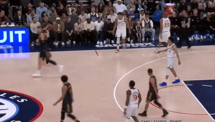 必一运动平台-勇士门户大开助马瑟林空切上篮，随后波杰还踩线失误